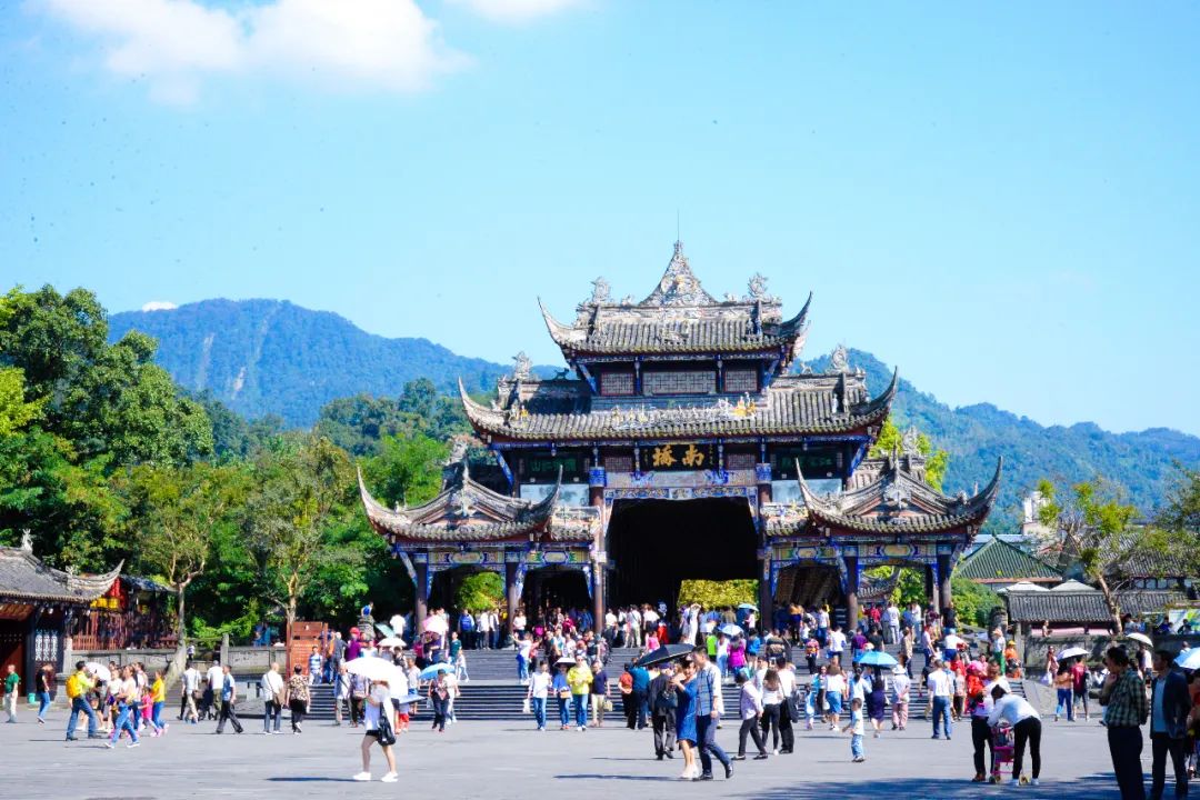 坐上公交去旅行！跟着这条101路线，带你玩遍大半个都江堰～一站一景，吃喝玩乐一网打尽！