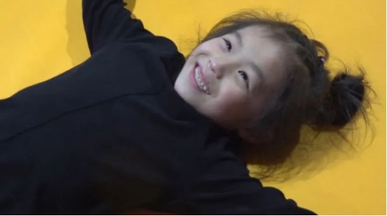 6岁小女孩空翻练出8块腹肌,7岁女孩练就8块腹肌侧手翻后空翻