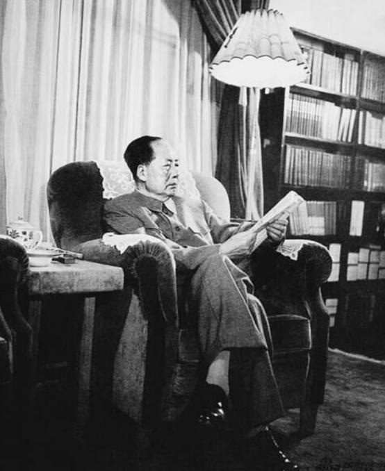 华罗庚读完《七律和郭沫若同志》，给毛主席写信：勤学毛著脱旧胎