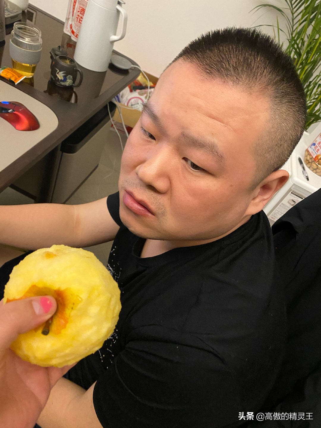 岳云鹏大半夜想吃苹果，老婆贴心为其“削”好却遭嫌弃