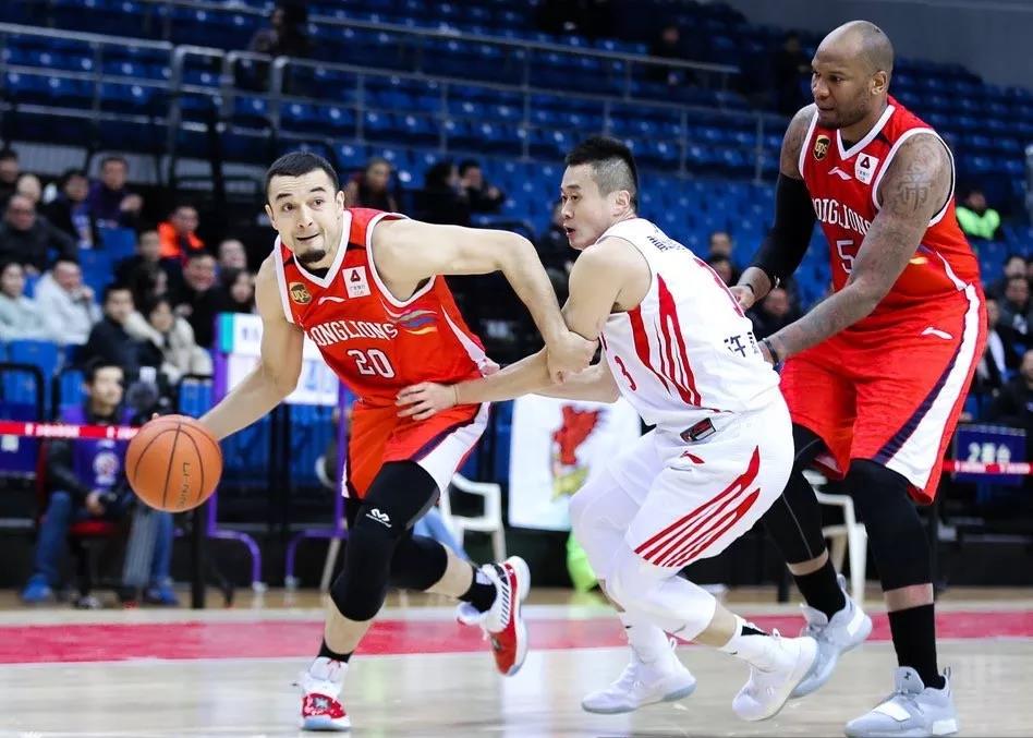 cba赛场再现争议一幕,cba赛场上用过的篮球值钱吗