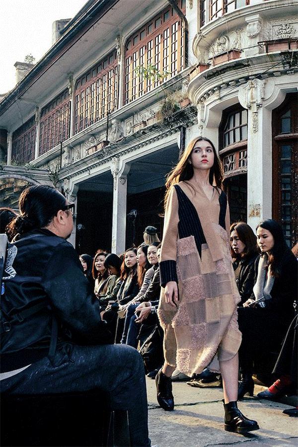 中国人只会跟风买名牌？80后女孩用旧衣改造成潮牌，燃炸上海滩