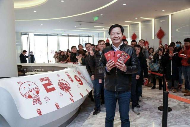 戴口罩直播1天卖3亿的雷军，像极了曾经的李嘉诚
