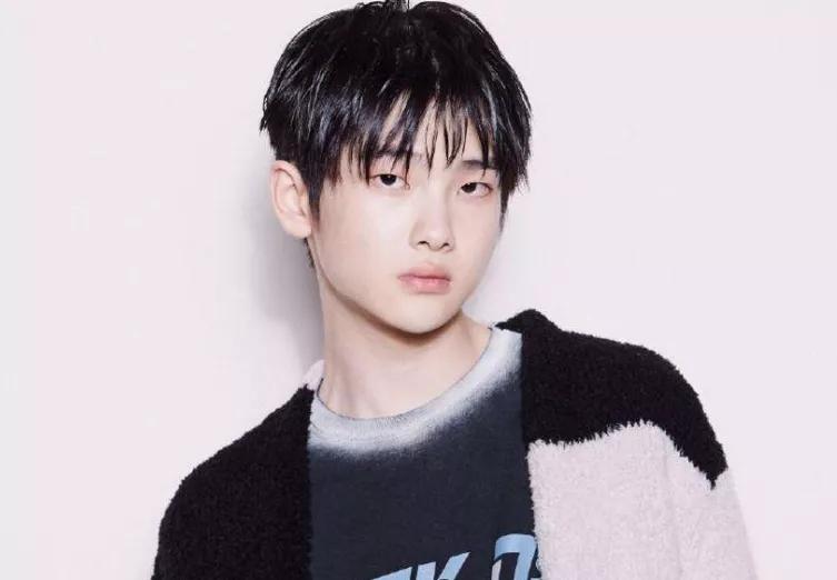 黄明昊妈妈欠债是真的吗,黄明昊妈妈欠债