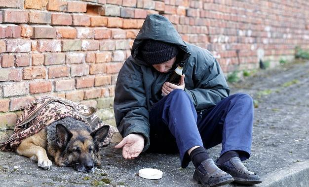 惨死街头的流浪汉,乞丐临死前写下一首诗