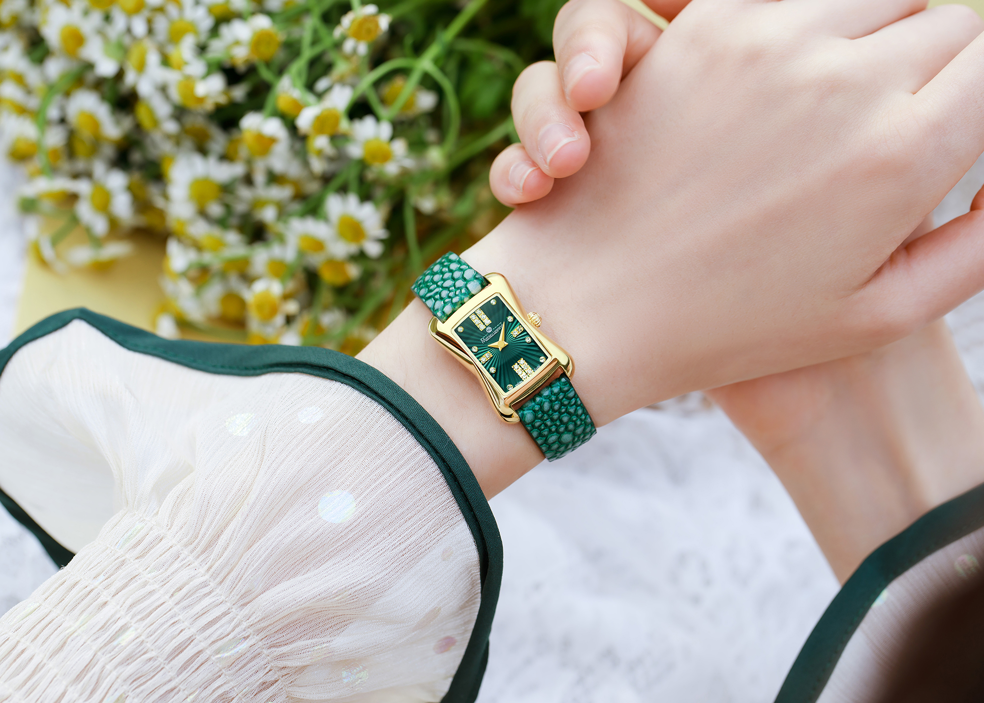 品牌正品小绿表女简约轻奢气质款,时尚满天星女表