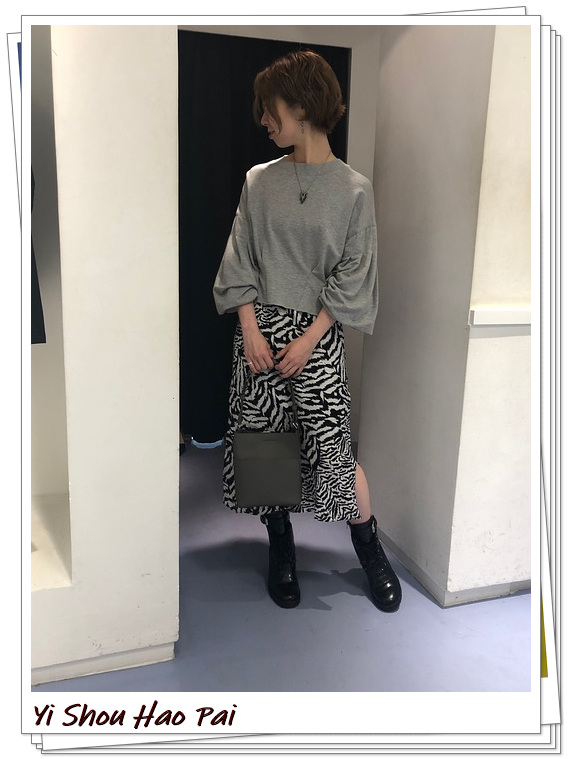 无帽灰色卫衣怎么搭配才好看,灰色无帽卫衣穿搭图片