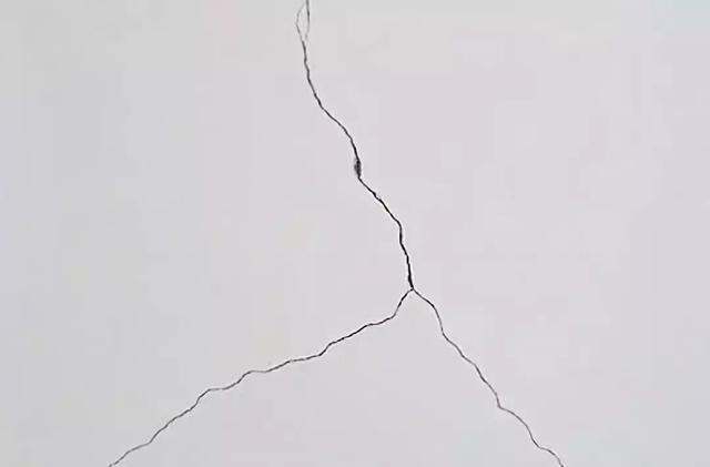 墙开裂楼板不开裂怎么回事,墙裂没法处理