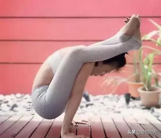 腰部僵硬弯不下？勤练几招瑜伽体式，让身姿更加柔软，似水般温柔