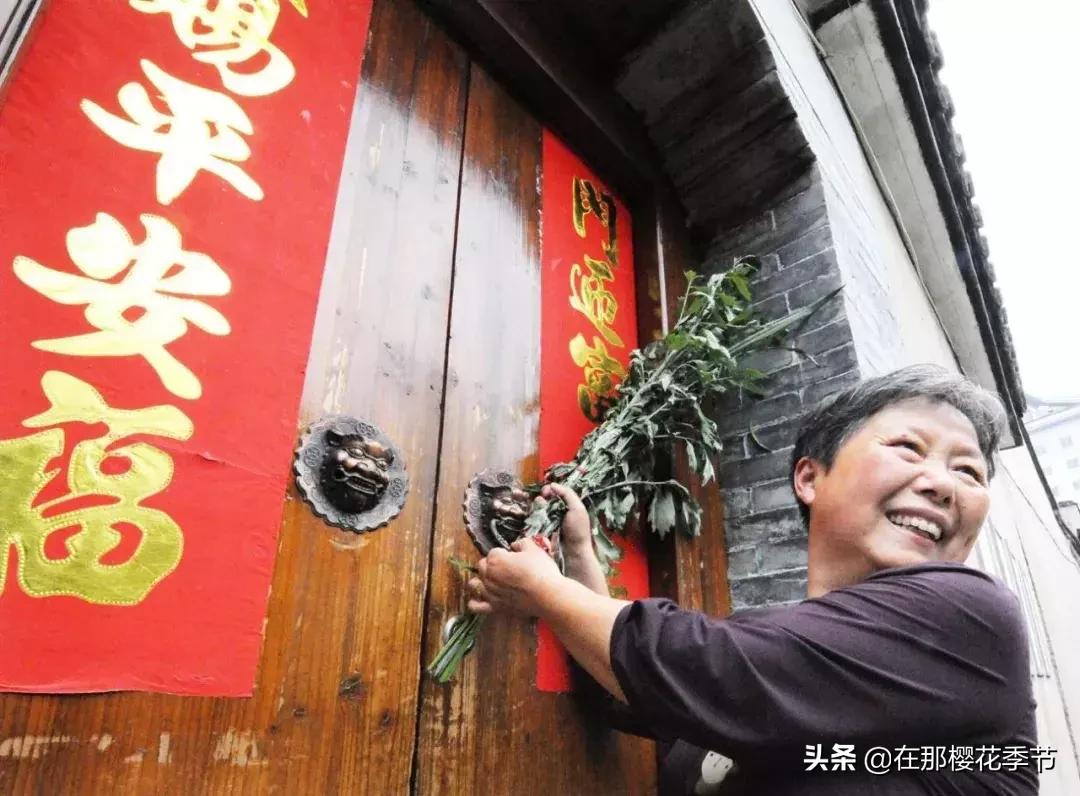 一位客家妈妈用艾草煮水给儿子洗澡，结果万万没想到...
