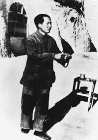 毛主席工作有多拼？写《论持久战》奋战9昼夜，鞋子着火没发觉