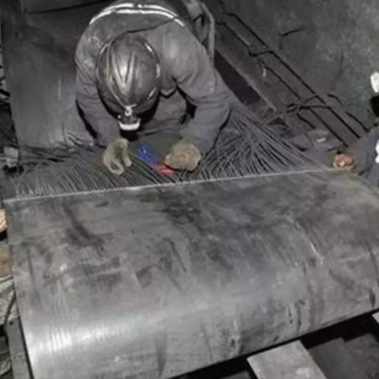 输送带配重轮处左右跑偏怎么调整,爬坡输送带中间跑偏是什么原因