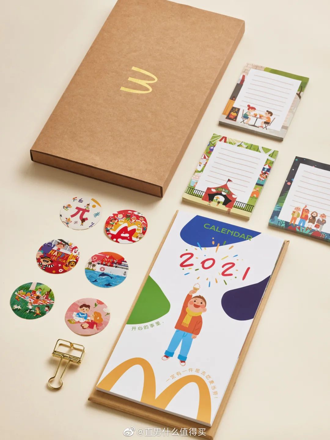 卡姿兰x必胜客的“下午茶”主题彩妆包装，梦回爱丽丝