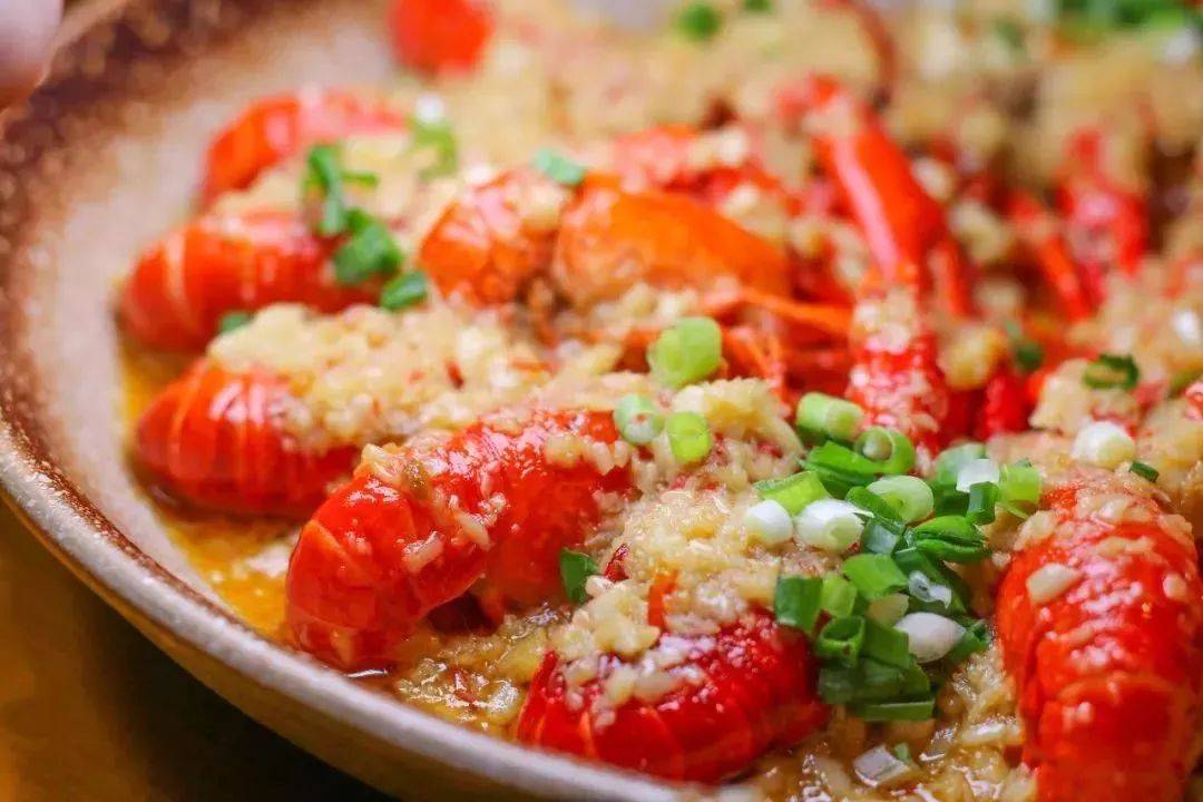 让人又爱又恨的大蒜味如何去除？试试吃点苹果和生菜