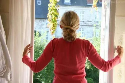 酒精喷雾烧伤,使用酒精消毒着火视频