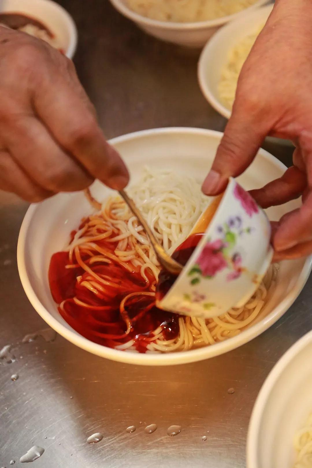 两个七旬老人开一家面馆,两老人开了30年店