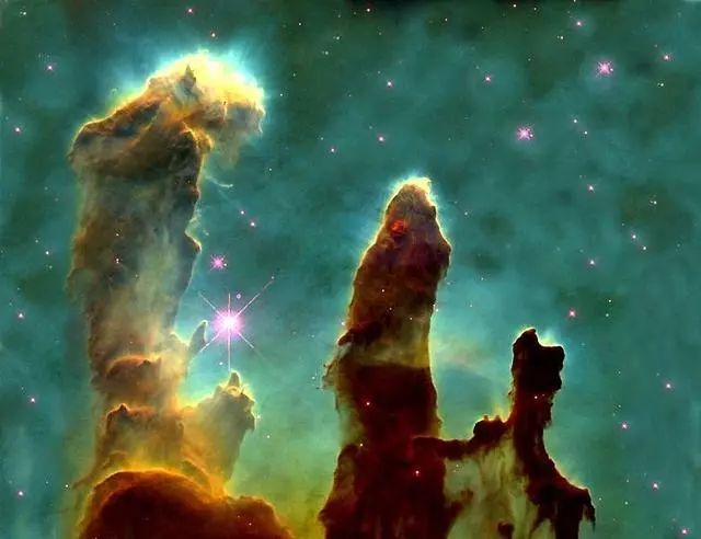 赫然伫立着鼎鼎有名的星云，虽然我们看到的只是7000年前景象