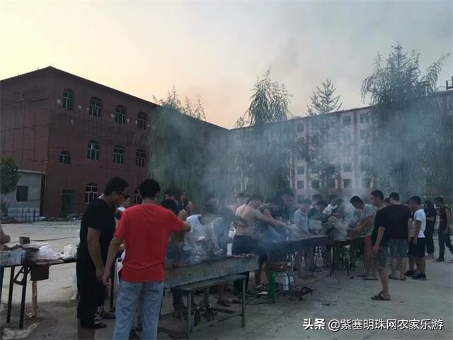 全靠8根钢柱支撑的玻璃栈道你敢挑战吗？保定狼牙山泽疆公寓酒店