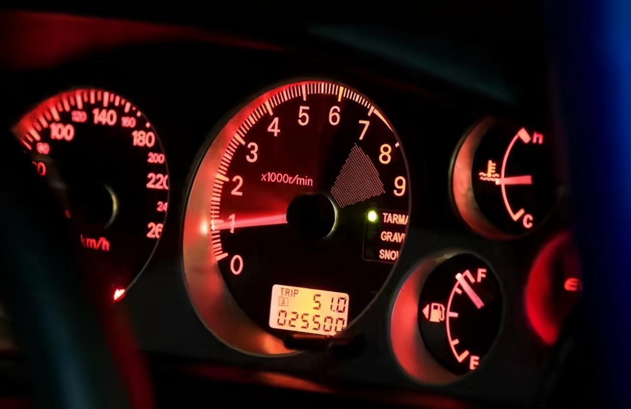 猛踩油门会让车失控吗,猛踩油门和轻踩油门哪个省油