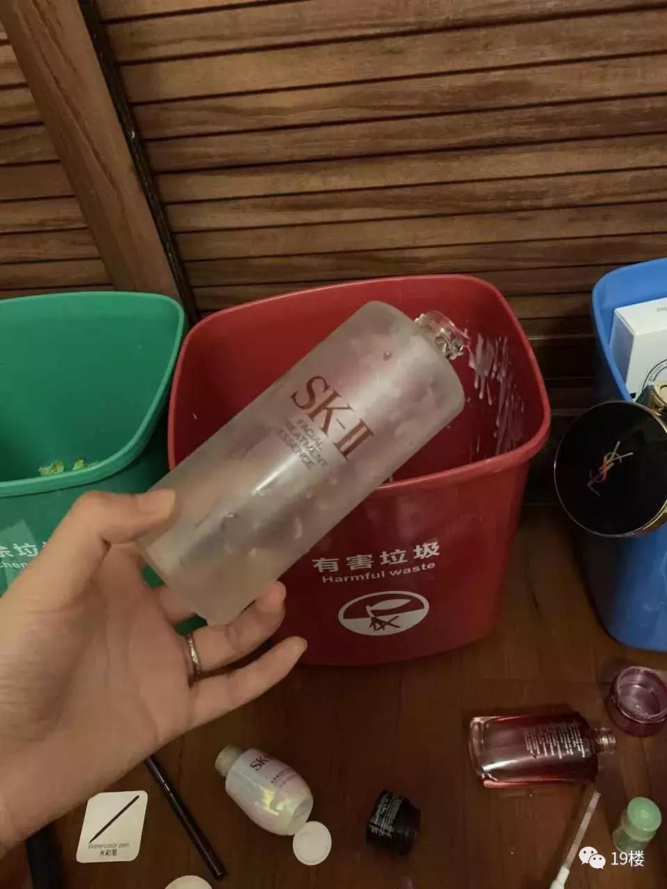 熊孩子倒掉整瓶化妆品,孩子在家垃圾分类
