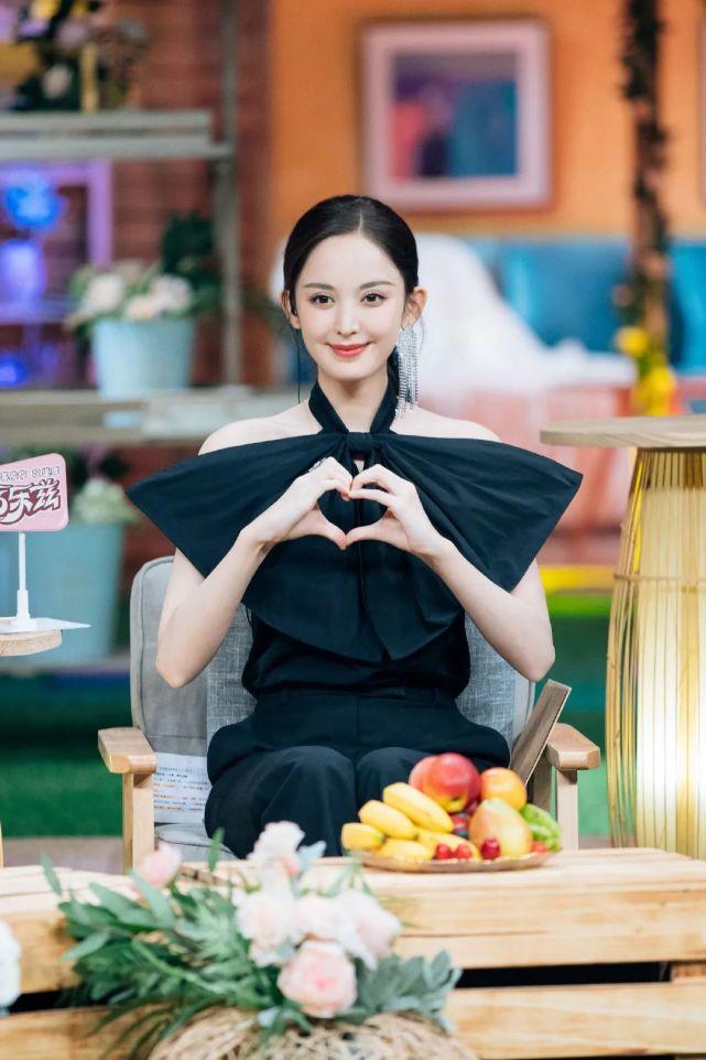 古力娜扎穿露脐衣,古力娜扎露脐上衣配紧身裤