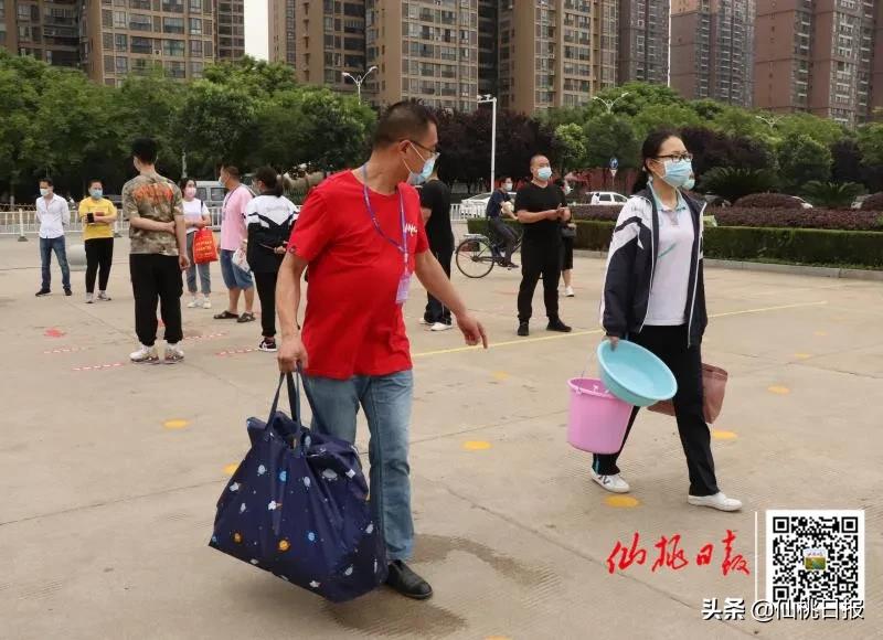 仙桃万余名初三学子复学，家长直呼“神兽终于归笼啦！”