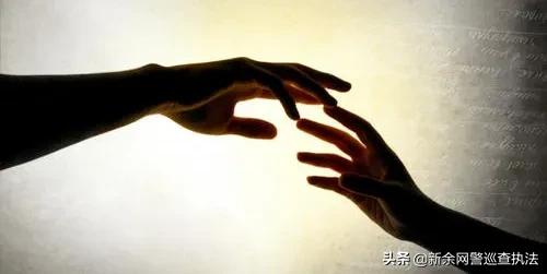 点开女朋友的QQ空间，里面的照片让他五雷轰顶