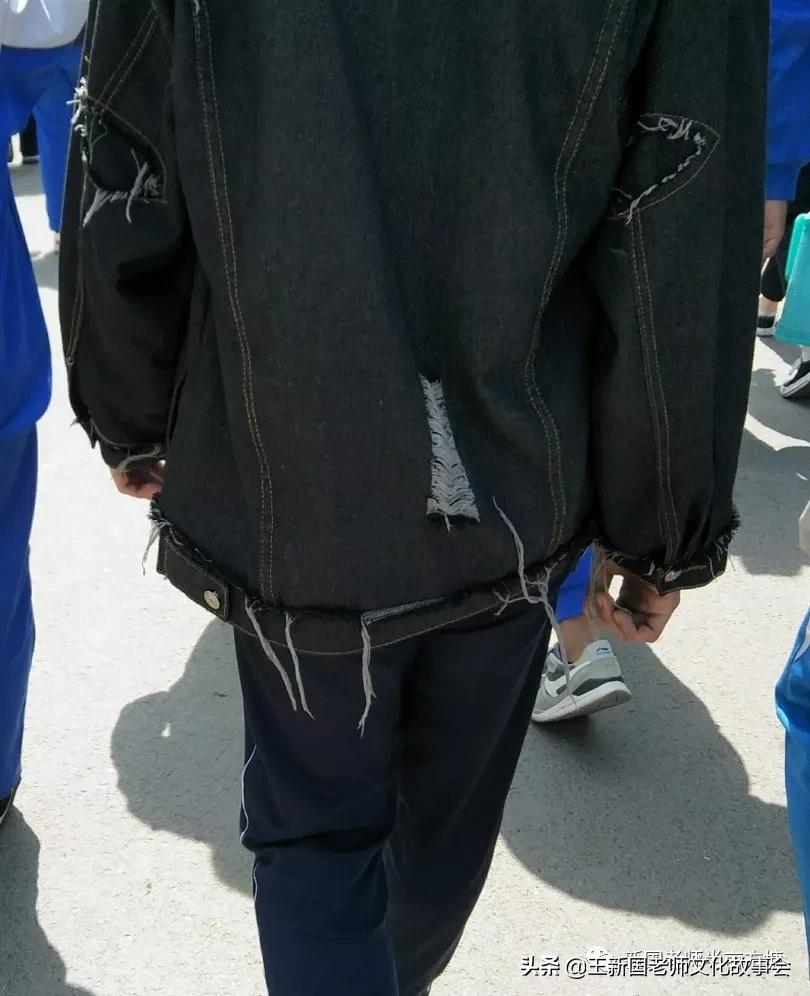 这位同学：你的褂子破了！以前穿衣破了缝好，现在不破也得弄破