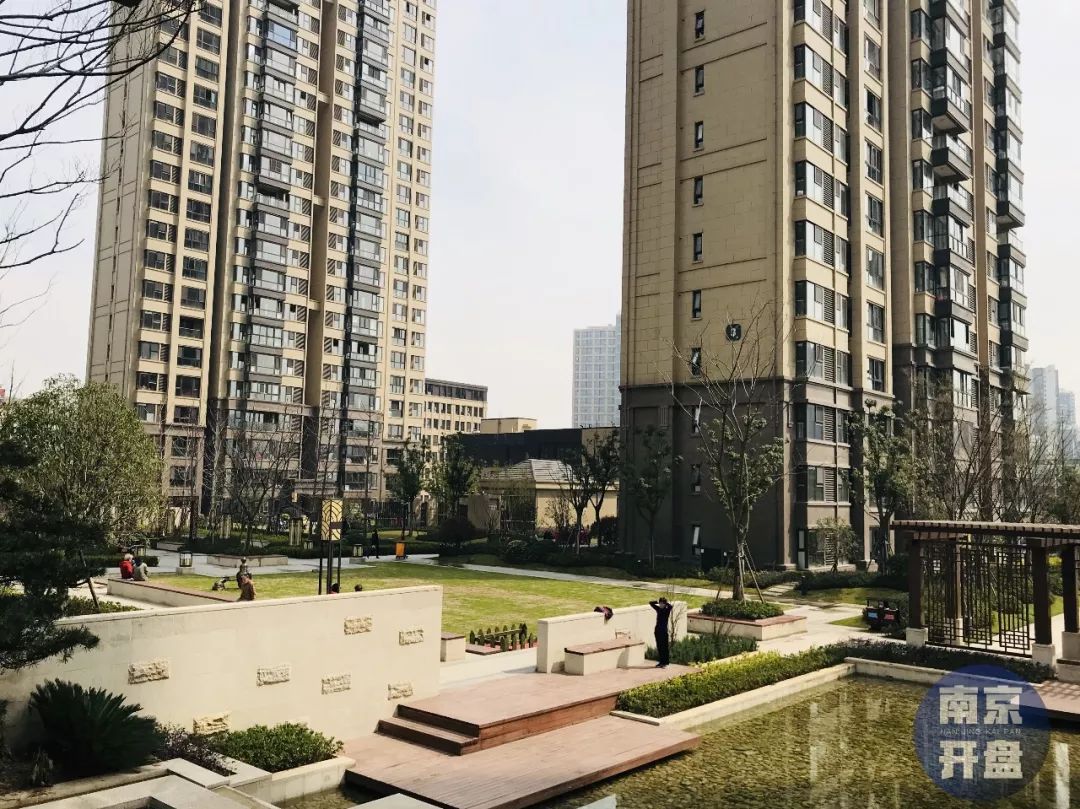 南京虹悦城附近房价,一路之隔房价差2万