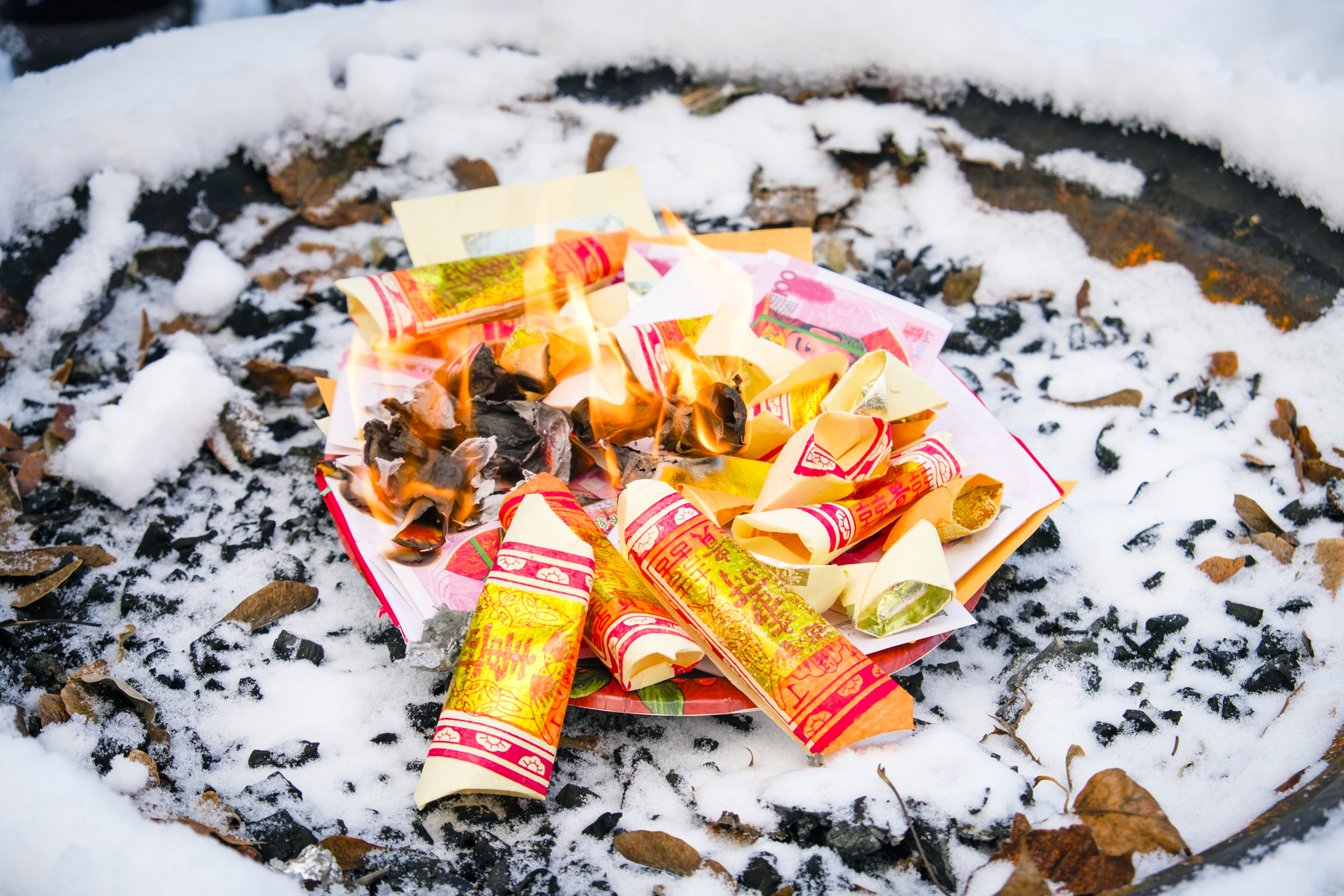 上坟烧纸为什么会烧火,上坟烧纸糊弄鬼什么意思