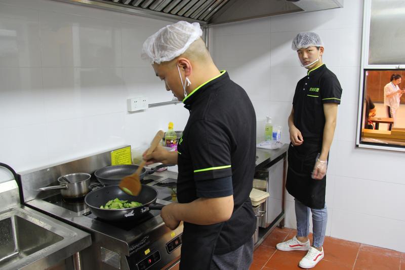 餐饮房租人工成本高、利润薄怎么办？试试“共享厨房”怎么样