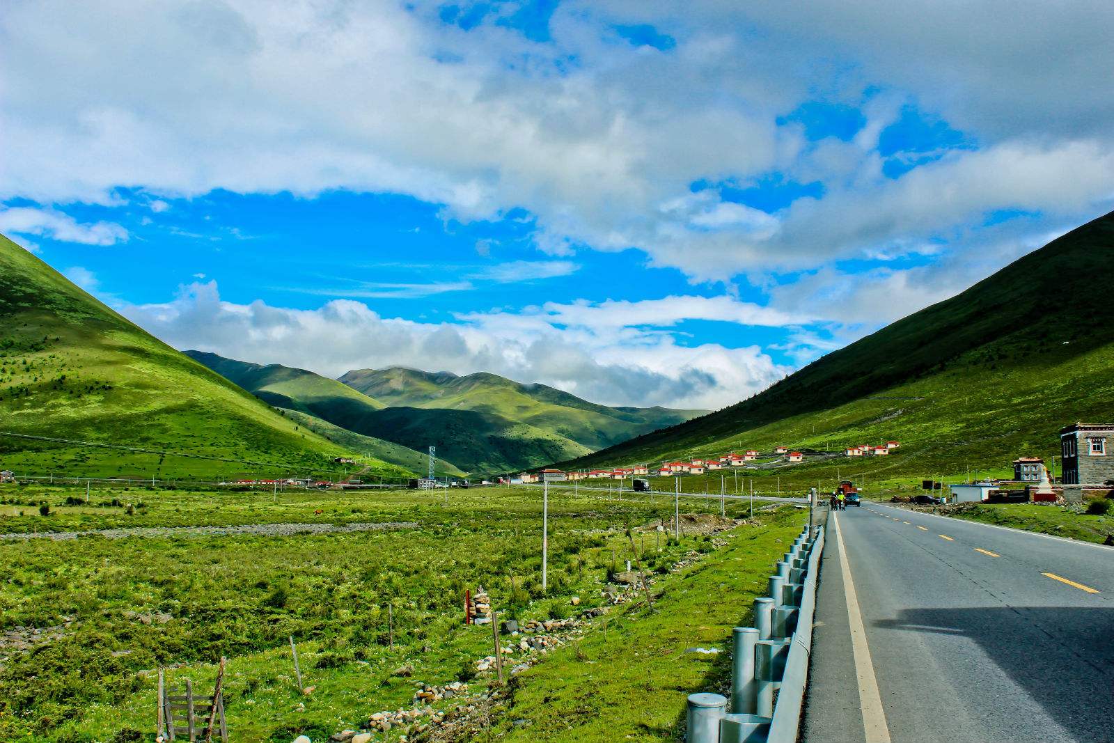 稻城亚丁色达四姑娘山自驾地图,稻城亚丁到色达中途哪里可以住宿