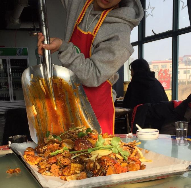 小哥送餐喂猪,餐厅用喂猪方式上菜