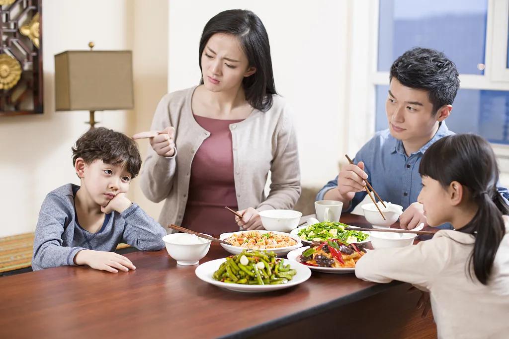 七巧板育儿堂|想要孩子养成吃饭好习惯？从7-9月龄抓起