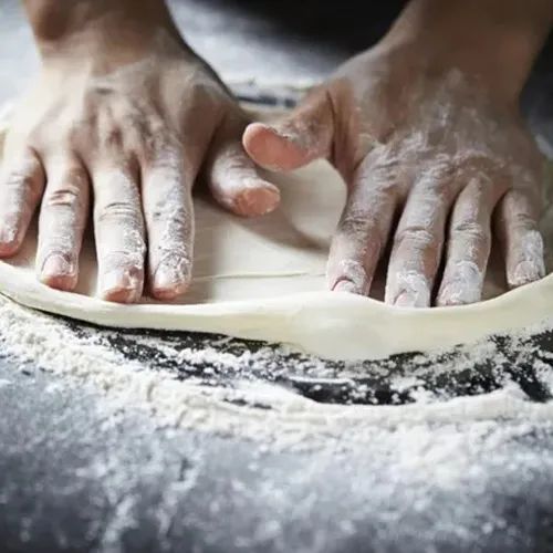 和面加了鸡蛋为什么面发硬,做披萨胚的面粘手正常吗