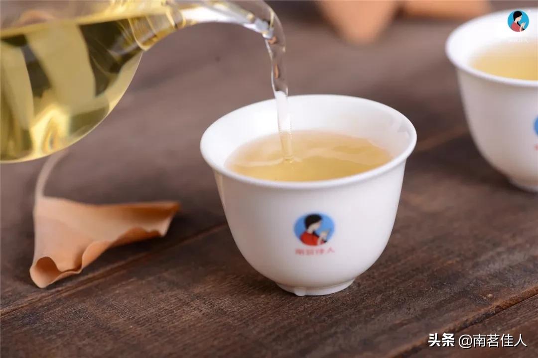 偷得浮生半日闲与君同饮一壶茶,花间浅酌一壶酒浮生偷得半日闲