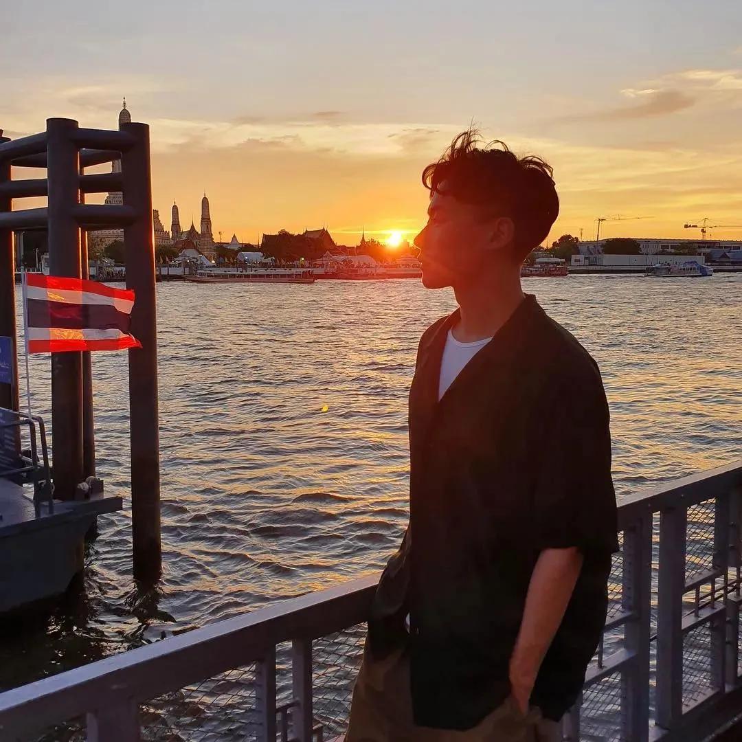 旅游景点男生拍照姿势怎么摆,男生山顶晚霞摄影拍照姿势高清