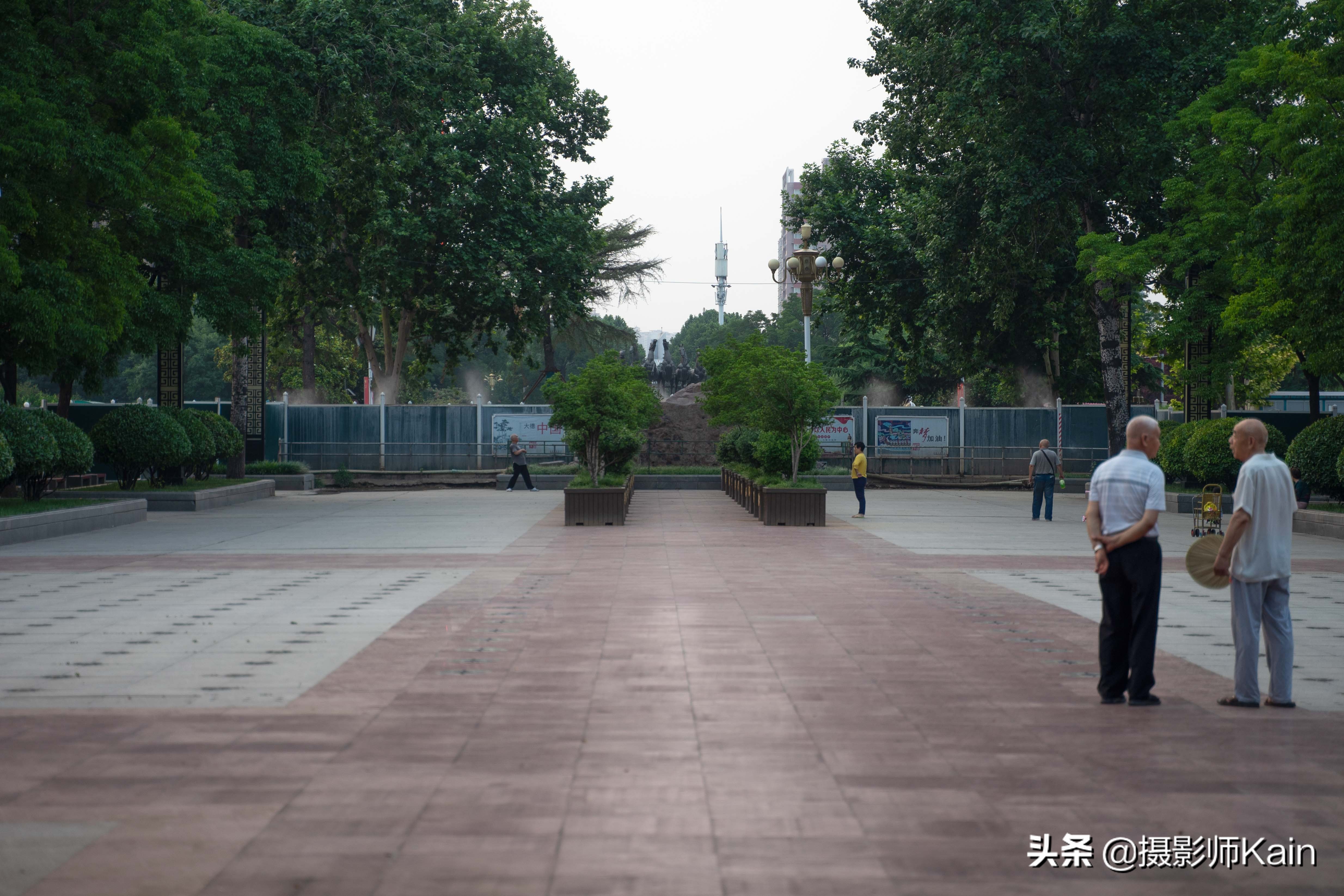 古都洛阳的中心，有其创建者的雕像，还能让你了解遥远的西周时代