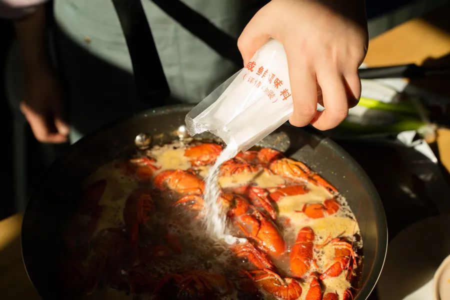 被薇娅直播间榨干零食预算后，写出了这篇测评报告（上）