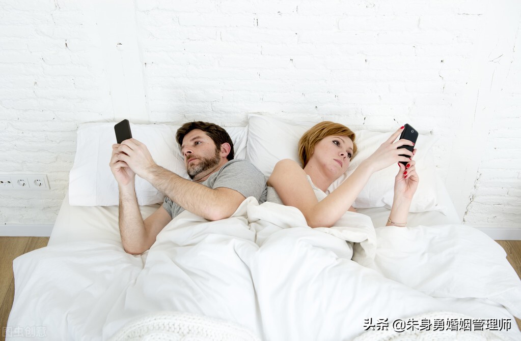 情人相信男人对她是真爱，如何打碎她的幻想？妻子们转给情人看看