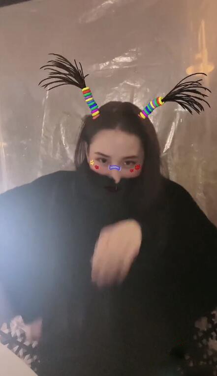 何超莲穿黑色外套跳手指舞蹈，与男友窦骁互动，破分手传言