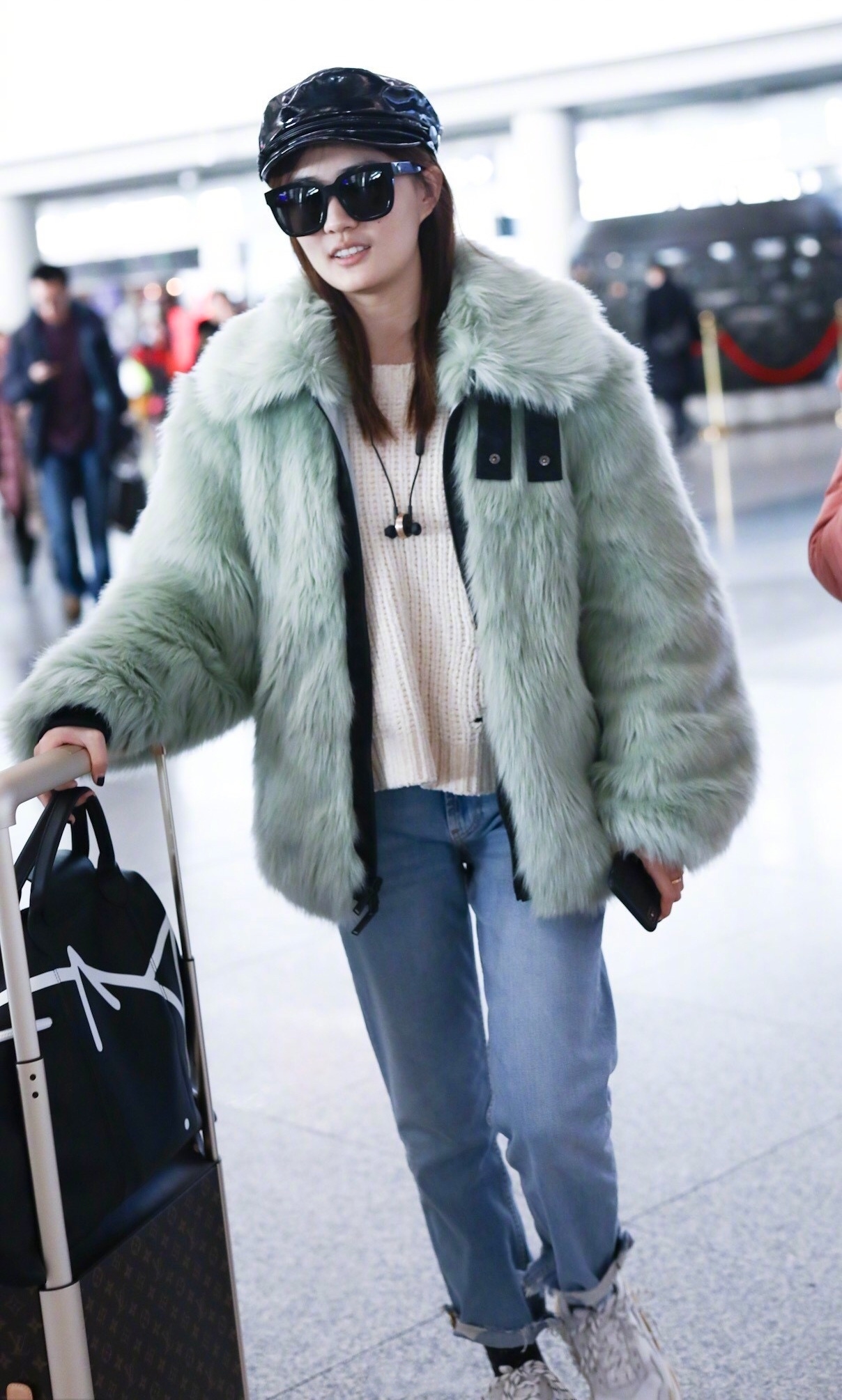 不懂大衣的廓形劝你别乱穿,皮草大衣怎么穿搭