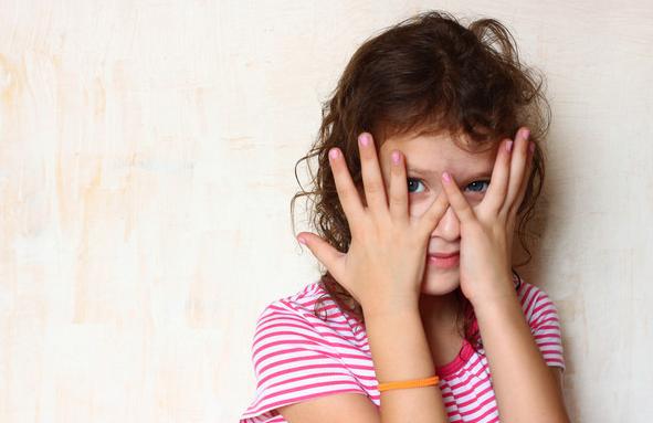 孩子内向腼腆的性格怎样去改变,如何克服孩子的腼腆