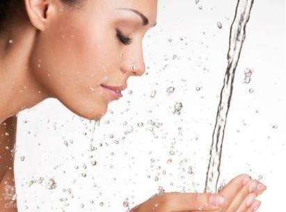 郭鸿财：皮肤薄一直泛红，针对这样的*血丝红**皮肤该如何保养呢？