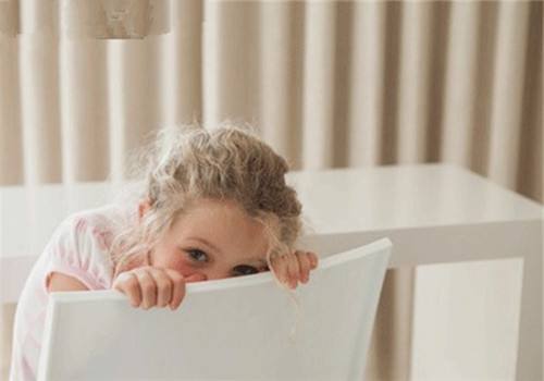 小孩很容易害羞,如何培养孩子主动社交及保护自己