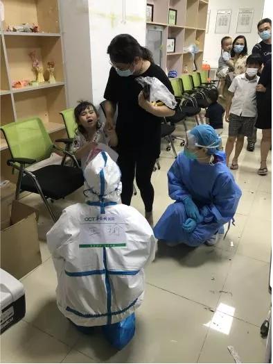 疫情防控党旗在基层高高飘扬,党旗在防疫阻击战中高高飘扬