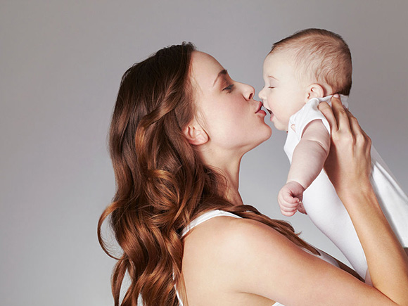 宝宝出牙流口水又很闹怎么办,宝宝白天口水多夜间哭闹是出牙
