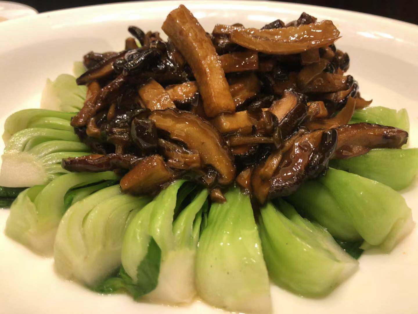 郑州石磨烩面喧嚣热闹，深夜开车路过吃一碗，这几道硬菜过目不忘