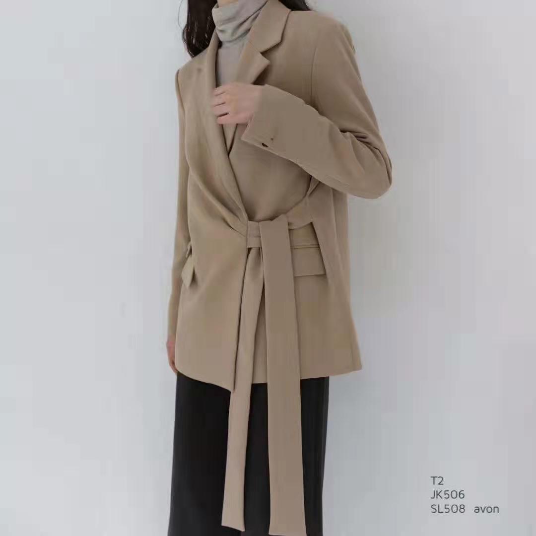 2018年韩国爆火的红蓝两边外套,韩国最新外套穿搭