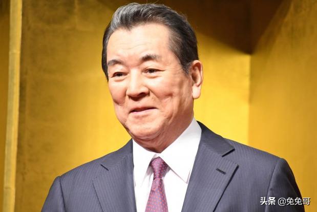 日本男星吃饭时不小心吸入气管，咳嗽引发小脑出血，紧急住院治疗